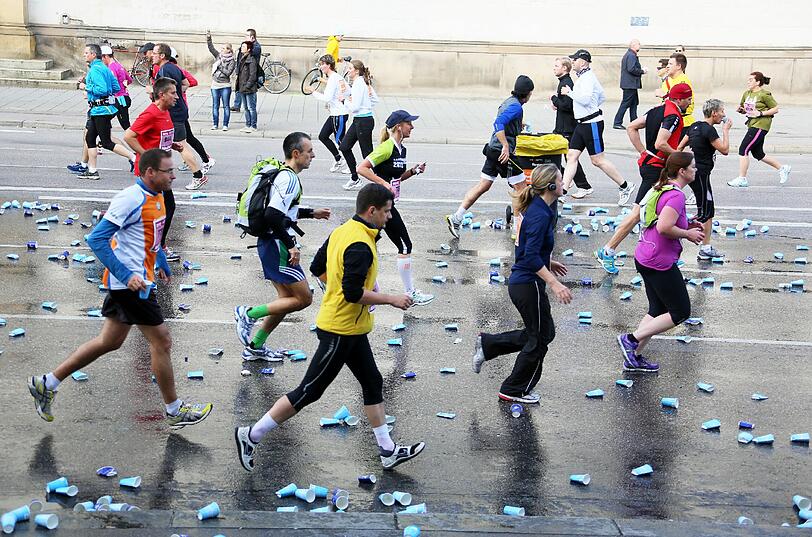 Bunte Kostüme, Kinder feuern ihre Eltern an, viel Schweiß und gute Laune: Die Bilder vom München Marathon 2012