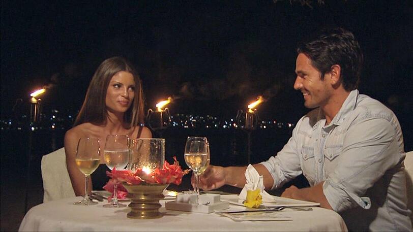 Beim Dream Date auf Mauritius kommen Bachelor Jan und Alissa sich bei einem romantischen Candlelight Dinner näher.