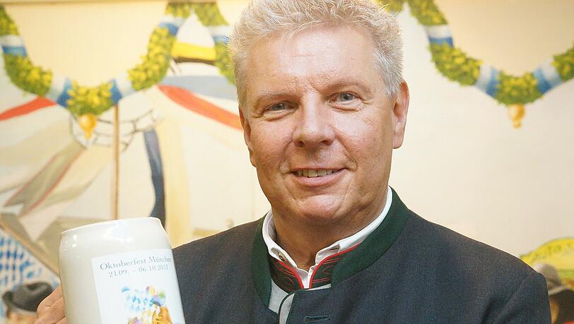 Wiesnchef Dieter Reiter mit Krug: Der Sammlerwert für die komplette Reihe seit 1978 liegt bei rund 2200 Euro. Wiesnchef Dieter Reiter mit Krug: Der Sammlerwert für die komplette Reihe seit 1978 liegt bei rund 2200 Euro.