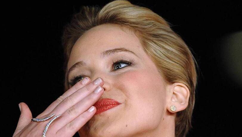 Jennifer Lawrence trägt eine Handspange und setzt damit einen neuen Trend Jennifer Lawrence trägt eine Handspange und setzt damit einen neuen Trend