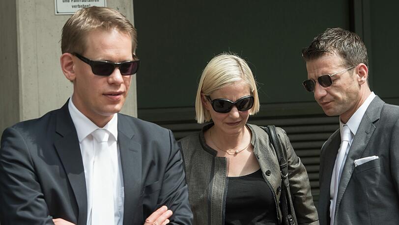 Beate Zschäpe hat ihre ehemaligen Anwälte Wolfgang Herr, Anja Sturm und Wolfgang Herr (v.l.) angezeigt Beate Zschäpe hat ihre ehemaligen Anwälte Wolfgang Herr, Anja Sturm und Wolfgang Herr (v.l.) angezeigt