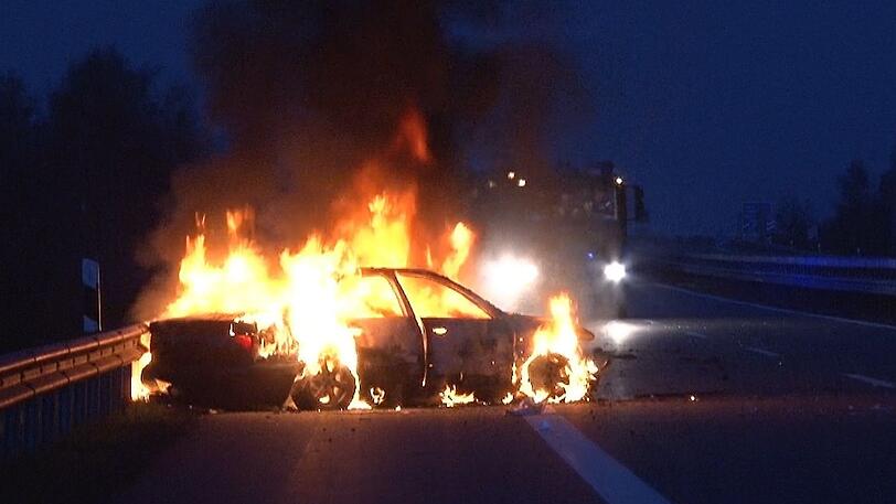 Ein Mann verbrennt in Neufahrn in seinem Auto (Symbolbild).