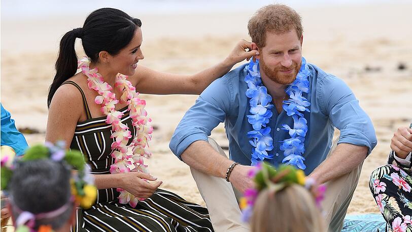 Die (Traum)hochzeit findet im Mai statt. Im Oktober begeben sich der britische Prinz Harry (Herzog von Sussex) und seine Frau Meghan (Herzogin von Sussex) gemeinsam auf ihre erste offizielle Auslandsreise. In Australien nehmen sie am Strand von Bondi an einer &bdquo;Fluro Friday&ldquo;-Session teil &ndash; mit der Surf-Gruppe &bdquo;OneWave&ldquo;, die sich für einen bewussteren Umgang mit psychischen Krankheiten einsetzt. Ihre 16-tägige Tour führt sie durch Australien, Neuseeland, die Fidschi-Inseln und das Königreich Tonga.