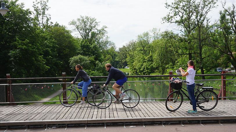 Auf der Tierparkbrücke sind nun noch mehr Radler unterwegs.