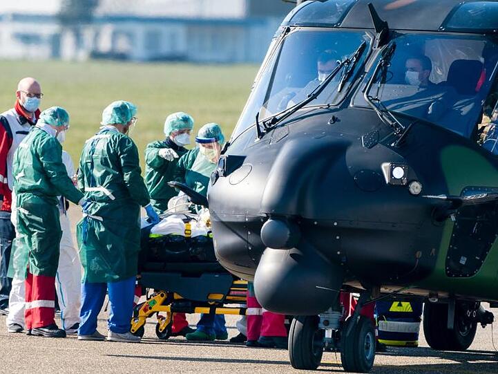 Ein Hubschrauber bringt Corona-Patienten aus Frankreich.