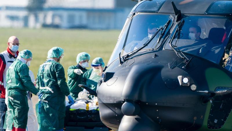 Ein Hubschrauber bringt Corona-Patienten aus Frankreich. Ein Hubschrauber bringt Corona-Patienten aus Frankreich.