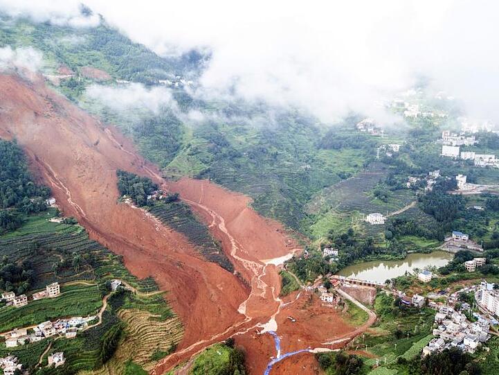 Das Luftbild zeigt den Erdrutsch in der Stadt Liupanshui (Provinz Guizhou).