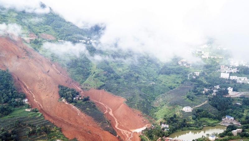 Das Luftbild zeigt den Erdrutsch in der Stadt Liupanshui (Provinz Guizhou). Das Luftbild zeigt den Erdrutsch in der Stadt Liupanshui (Provinz Guizhou).