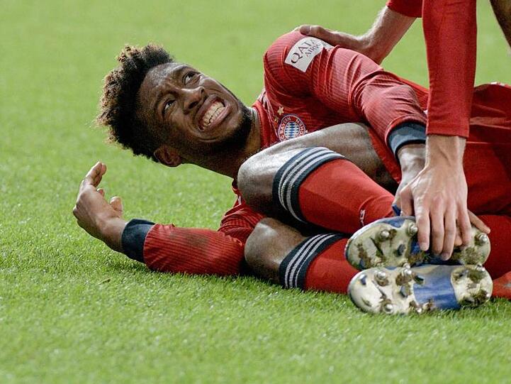 Kingsley Coman vom FC Bayern München liegt mit schmerzverzerrtem Gesicht auf dem Rasen. Foto: Stefan Puchner