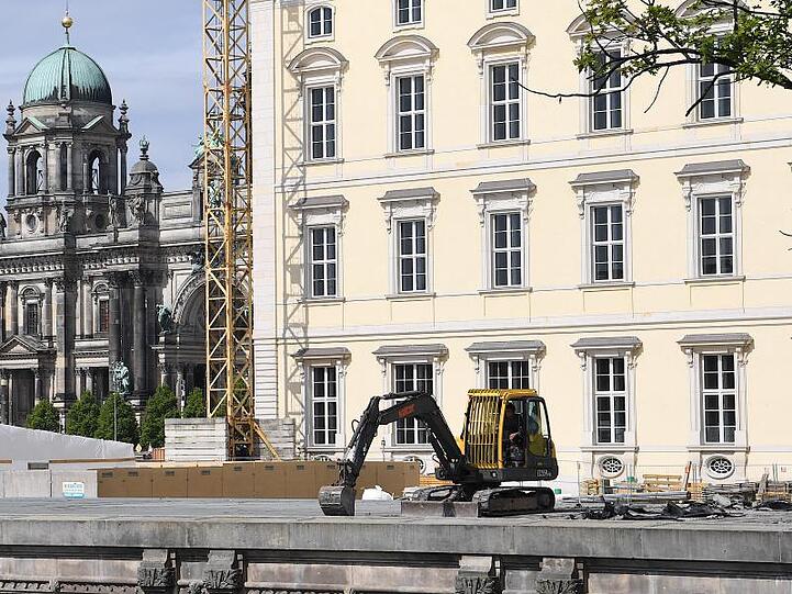Bagger auf der Baustelle des Freiheits- und Einheitsdenkmal in Berlin.
