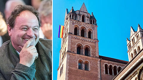 Bunter Protest-Gruß an den Papst: Die Regenbogenfahne hängt als Zeichen am Turm von St. Maximilian.