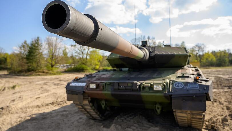 Ein Kampfpanzer der Bundeswehr vom Typ Leopard 2 A7V steht auf dem Übungsplatz.