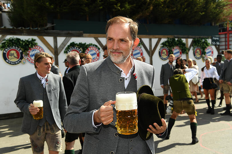 Fest im Griff: Bayern-Trainer Thomas Tuchel, "bewaffnet" mit Maß und Hut.
