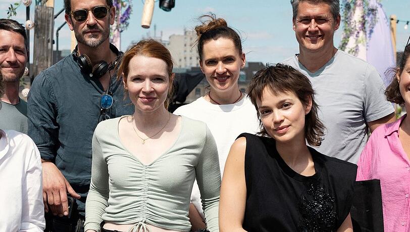 Die "Wunderschöner"-Stars Karoline Herfurth (l.) und Emilia Schüle (r.) mit weiteren Beteiligten der Filmproduktion.