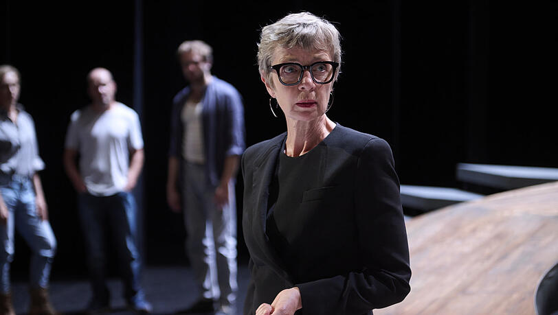 Intendantin Freya von Kaltenberg (Anna Stiebich) auf der B&uuml;hne bei der Versammlung der Darsteller.