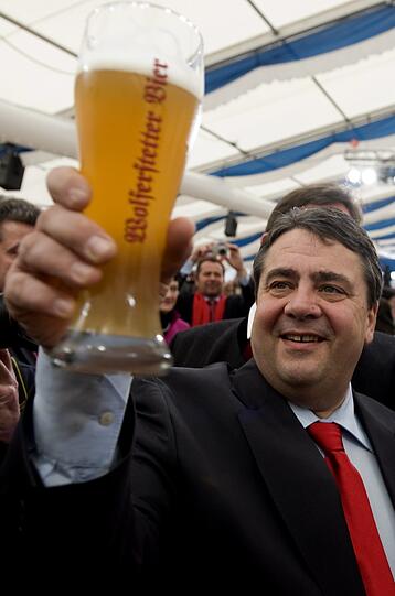Bier und Politik - eine wundervolle Symbiose, zumindest am Aschermittwoch: Sehen Sie hier die Bilder des deftigen Polit-Klamauks mit OB Ude, Horst Seehofer, Claudia Roth und Co....