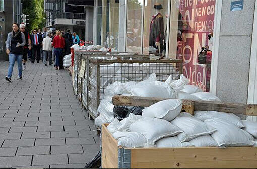 Schwabing am Tag nach der Bombensprengung: Die Spuren der Detonation sind deutlich zu erkennen. Im Laufe des Vormittags werden die Schäden an den Gebäuden der Umgebung erfasst.