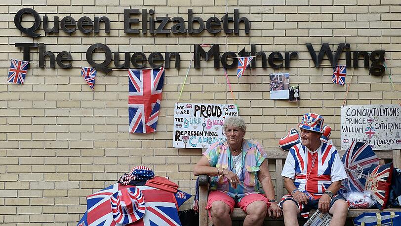 Fans des britischen Königshauses haben den Gebäudeteil des Krankenhauses, in dem Kate vermutlich ihr Baby zur Welt bringen wird, mit Fanartikeln dekoriert. Fans des britischen Königshauses haben den Gebäudeteil des Krankenhauses, in dem Kate vermutlich ihr Baby zur Welt bringen wird, mit Fanartikeln dekoriert.
