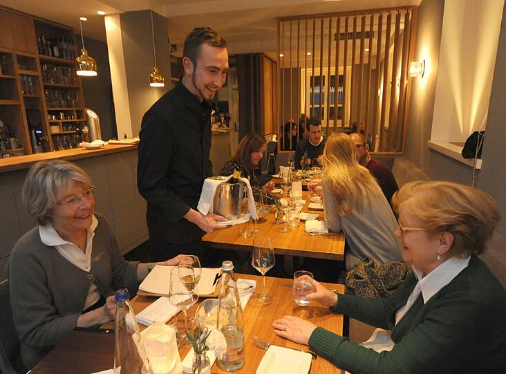 Bastian Hartwig versorgt seine Gäste im &bdquo;Kleinschmecker&ldquo;: Noch nicht einmal zwei Wochen ist das Restaurant geöffnet.