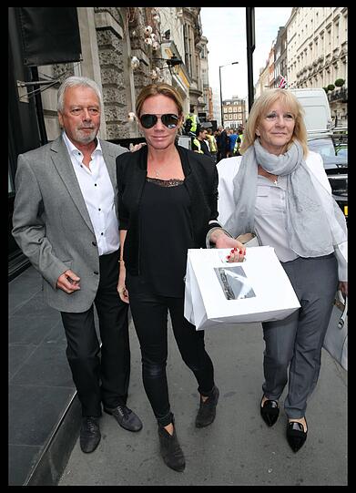 Victoria Beckham eröffnet ihre eigene Mode-Boutique in London. Mit dabei: ihre Eltern, Schwester und natürlich David Beckham.