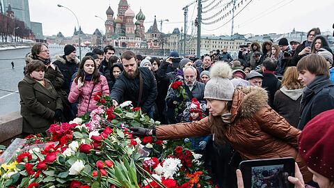 Gedenken an Boris Nemzow am Ort des Mordanschlags in Moskau.