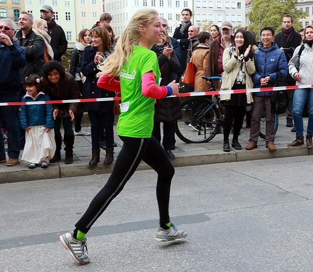 Sonnenschein und weiß-blauer Himmel: Beim München Marathon hatten die Teilnehmer perfekte Wetterbedingungen. Die Bilder zum Durchklicken.