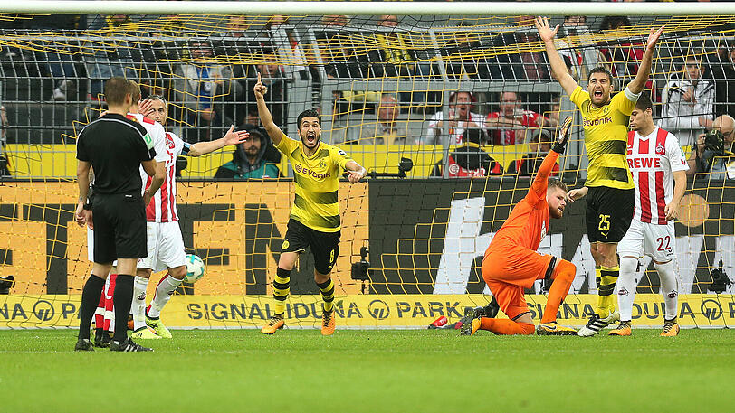 BVB-Profi Sokratis (2.v.r) erzielt das 2:0 gegen Köln. Schiedsrichter Patrick Ittrich (l) befragt den Video-Schiedsrichter.