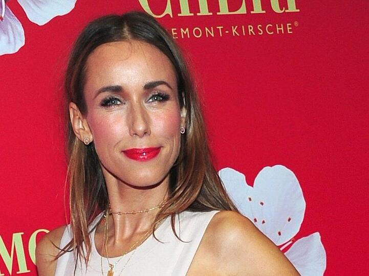 Moderatorin Annemarie Carpendale schaut bei einer Gala in die Kamera. Foto: picture alliance / Ursula Düren/dpa