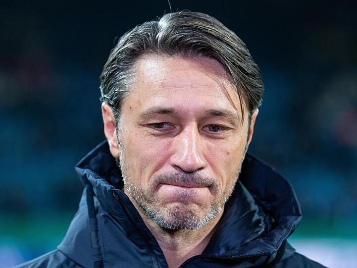 Niko Kovac steht vor dem Spiel am Spielfeldrand. Foto: Guido Kirchner/dpa/Archivbild