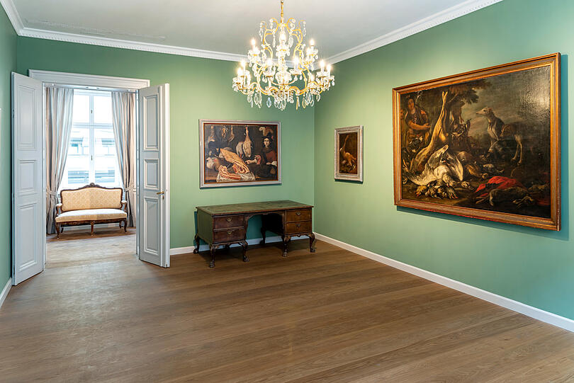 Scottish Salon: üppiges Grün, Jagdstilleben und ein antiker Schreibtisch.