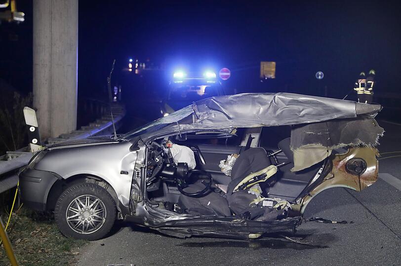 Bilder vom Unfallort in Altötting: Bei dem Crash wurde der Polo in zwei Teile gerissen, der Kleintransporter wurde schwer beschädigt.