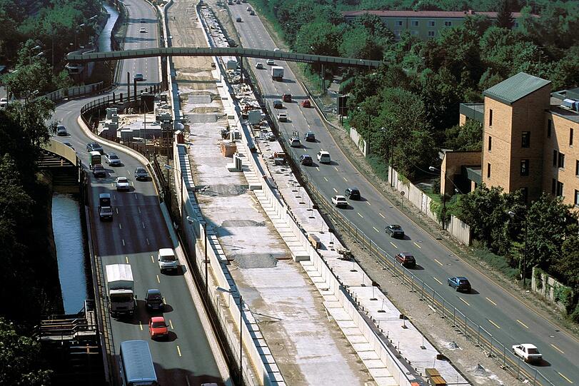Bevor der Petueltunnel 2002 eröffnet wird, herrscht jahrelang eine Baustelle.