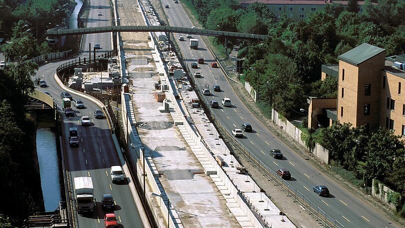 Bevor der Petueltunnel 2002 eröffnet wird, herrscht jahrelang eine Baustelle. Bevor der Petueltunnel 2002 eröffnet wird, herrscht jahrelang eine Baustelle.