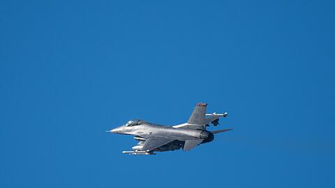 Ein Kampfflugzeug vom Typ F-16 über der Eifel bei Spangdahlem.