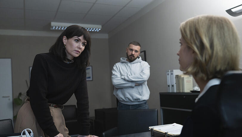 Maryam Azadi (Melika Foroutan, links) und Hamza Kulina (Edin Hasanovic) werden bei Chefin Sandra Schatz (Judith Engel) vorstellig.