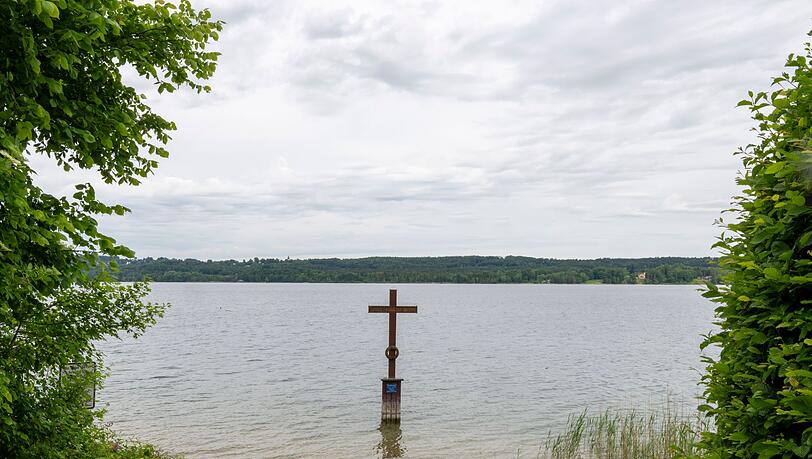 Ein Kreuz im Starnberger See markiert die Stelle, an der König Ludwig II. vor 140 Jahren tot gefunden wurde. Ein Kreuz im Starnberger See markiert die Stelle, an der König Ludwig II. vor 140 Jahren tot gefunden wurde.