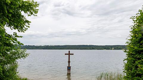 Ein Kreuz im Starnberger See markiert die Stelle, an der K&ouml;nig Ludwig II. vor 140 Jahren tot gefunden wurde.