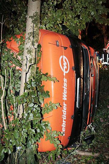 Warum ein aus München kommender Lkw am Montagabend auf der B12 nach rechts umkippt und seinen Fahrer einklemmt, ist nicht bekannt. Der Mann wird in ein Krankenhaus gebracht.