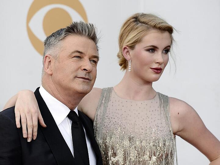 Alec und Ireland Baldwin bei den 65. Emmy Awards