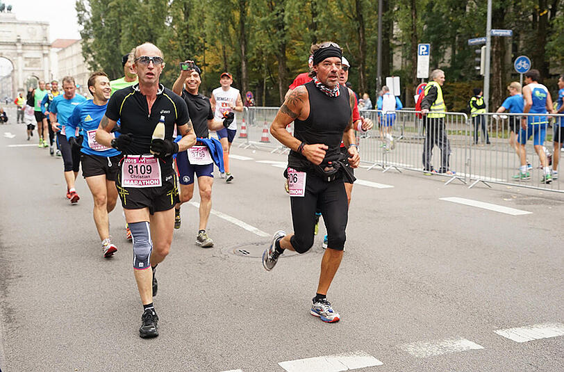 Die Läufer und Läuferinnen des 30. München Marathon am 11.20.2015