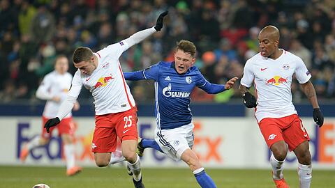 Der FC Schalke 04 in der Red Bull Arena in Salzburg: Josip Radosevic (links) und Andre Wisdom von Salzburg sowie Fabian Reese (Mitte) von Schalke kämpfen um den Ball.