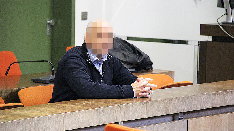 Der Pfleger auf der Anklagebank.