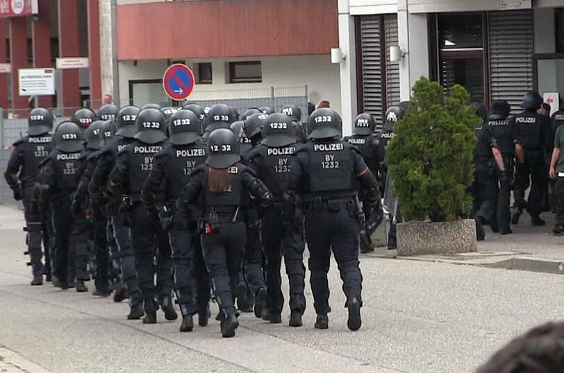 Am Mittwoch kam es in der Asylbewerberunterkunft Waldkraiburg zu zwei Großeinsätzen der Polizei. Die Bilder.