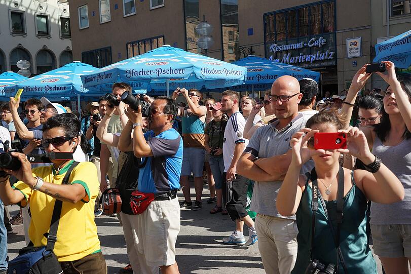Mehrere Hundert Brasilianer und Brasilianerinnen haben am Marienplatz gegen Zustände in Brasilien demonstriert.