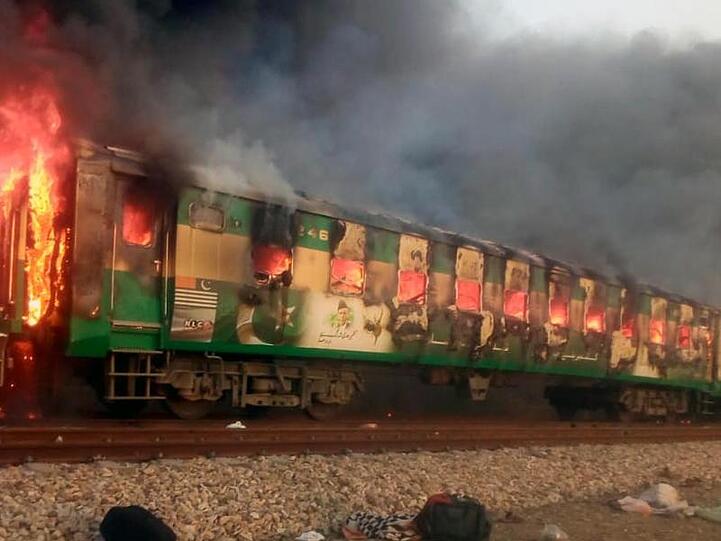 Das mit einem Mobiltelefon aufgenommene Foto zeigt den Brand eines Personenzuges in Pakistans östlicher Punjab-Provinz.