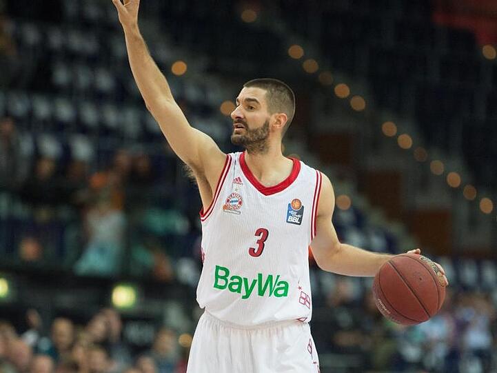 Braydon Hobbs spielt den Ball. Foto: Sebastian Kahnert/Archivbild