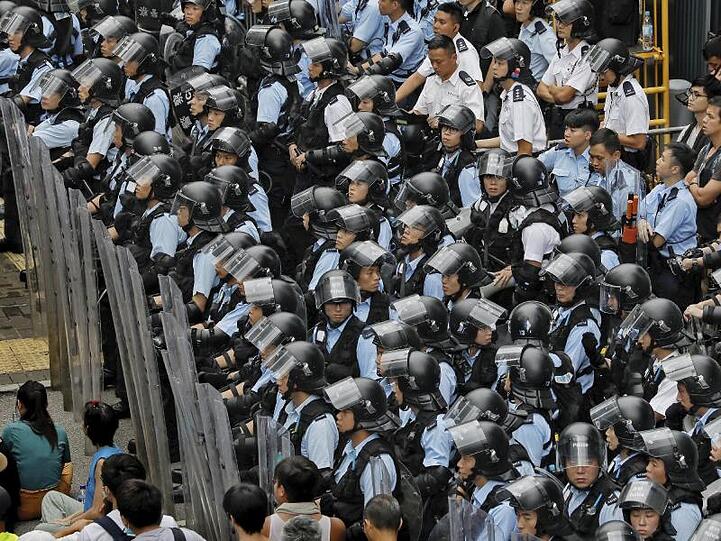 Massives Polizeiaufgebot vor dem Legislativrat in Hongkong.
