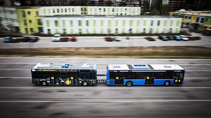 Der Bus mit Anhänger.