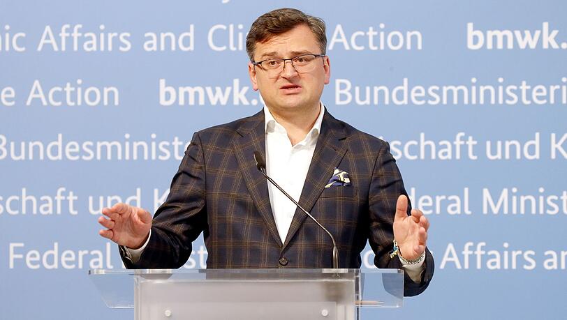 Der ukrainische Außenminister Dmytro Kuleba gibt nach seinem Treffen mit dem Bundeswirtschaftsminister ein Statement ab.