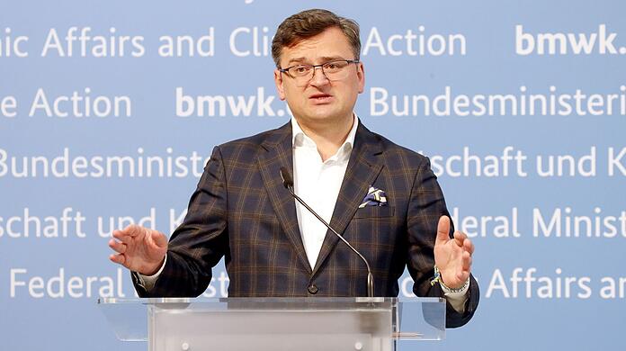 Der ukrainische Außenminister Dmytro Kuleba gibt nach seinem Treffen mit dem Bundeswirtschaftsminister ein Statement ab.